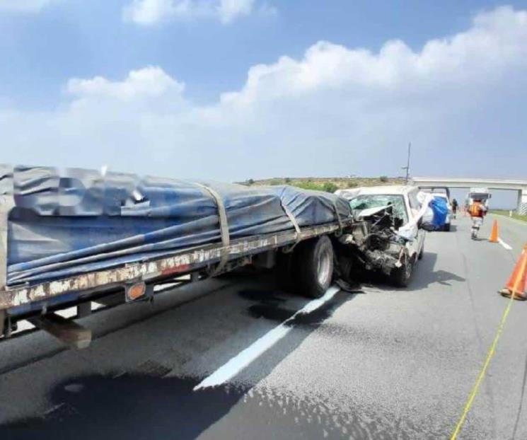 Choca contra tráiler y muere prensado en General Terán