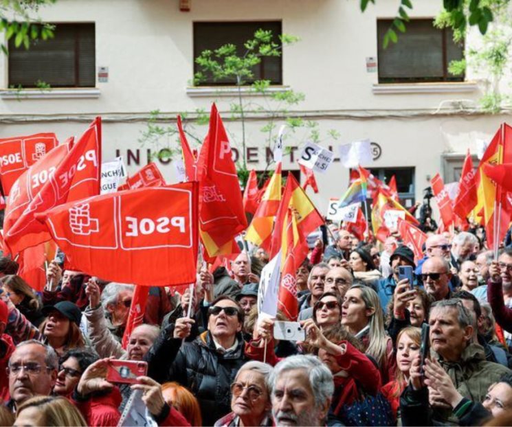 Piden miles de manifestantes a Pedro Sánchez no dimitir