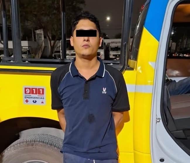 Dos hermanos fueron detenidos por oficiales de la Policía de Monterrey, luego de que presuntamente golpearan a su padre al interior de su domicilio, porque no querían que estuviera ahí, en la colonia Niño Artillero.