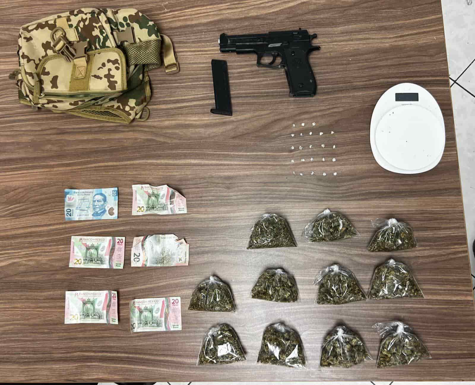 Un hombre señalado como el presunto responsable de 40 asaltos a tiendas de conveniencia en los municipios de San Nicolás, Monterrey, Apodaca, Juárez y Guadalupe, fue arrestado por elementos de la Unidad de Investigación Criminal de la Policía de Guadalupe, en la Colonia Unidad Piloto.
