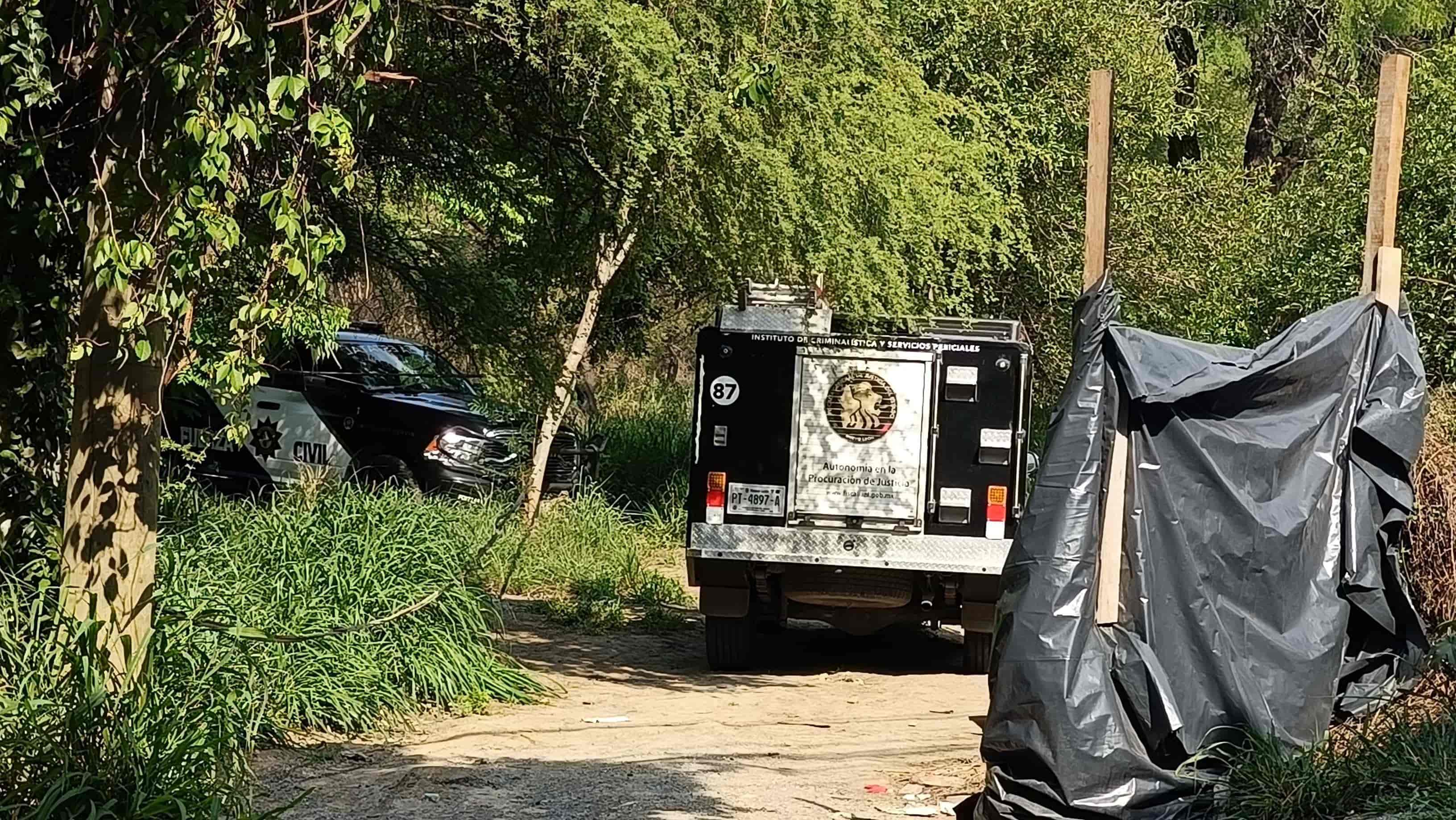 El cadáver de un hombre en avanzado estado de descomposición fue localizado en un terreno baldío, al sur de la ciudad.