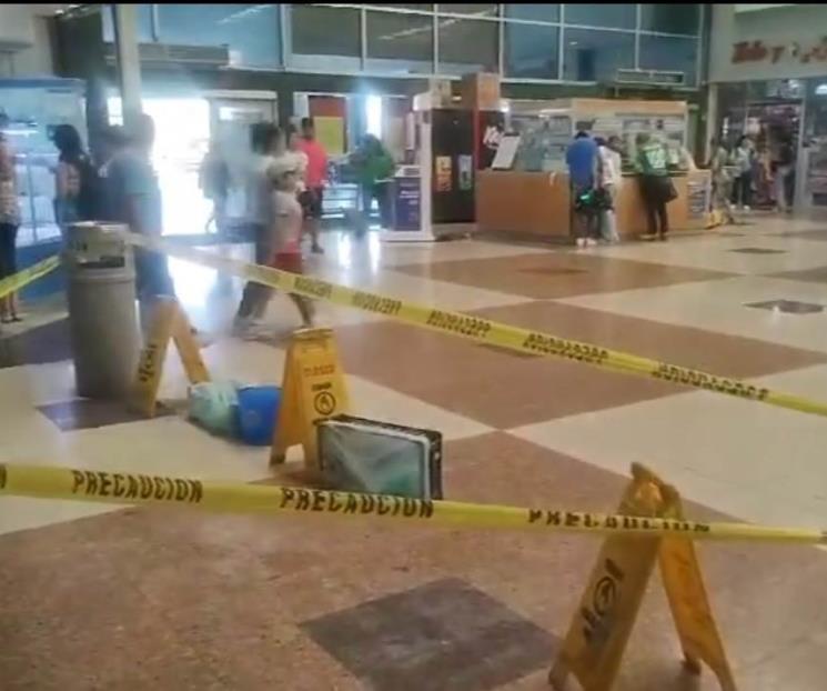 Se desploma losa en centro comercial y hiere a dos clientes