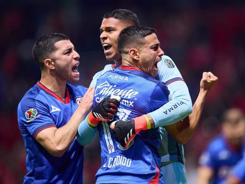 Cruz Azul es sublíder, pero pierde a Piovi