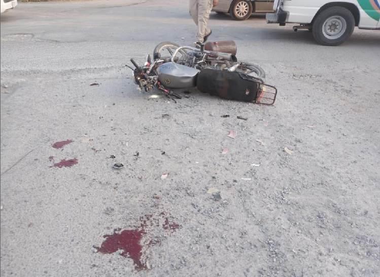Queda grave al chocar en su moto Queda grave al chocar en su moto