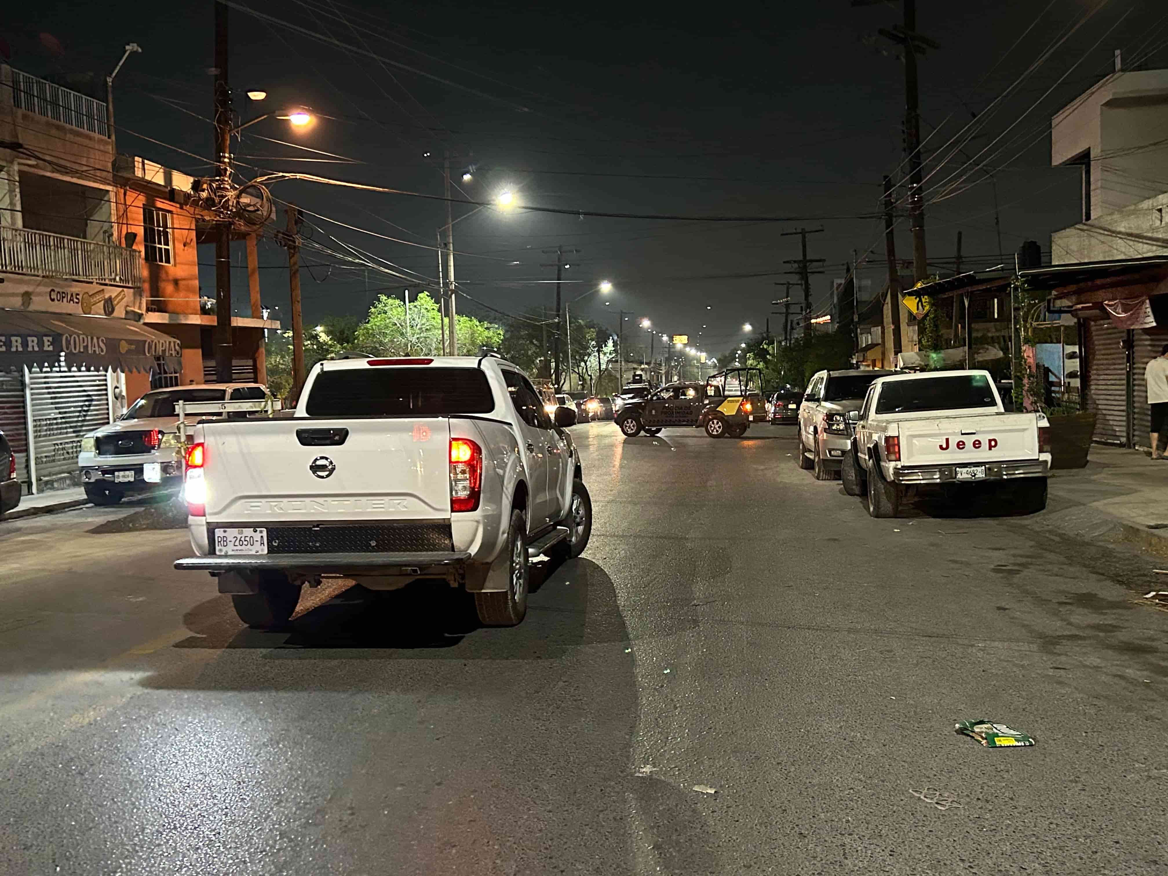 De más de 15 balazos, un hombre fue ejecutado y otro resultó lesionado, ayer en calles de la Colonia Mártires de Cananea, municipio de Santa Catarina.