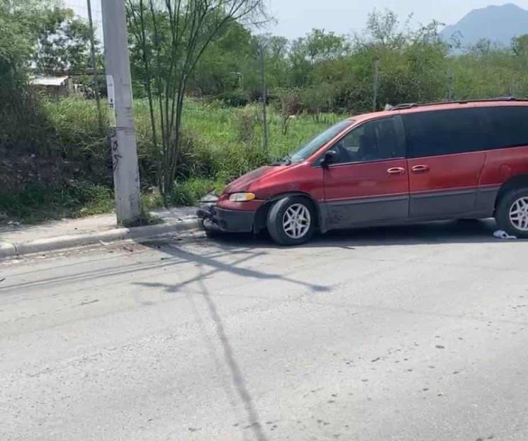 Estrella camioneta contra poste de la CFE