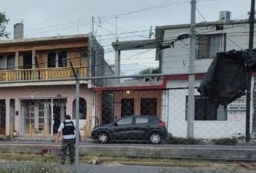 Con diversos impactos de bala fue encontrado el cadáver de un hombre en las vías del tren, a un costado de la Avenida Luis Mora a unos metros de Ruiz Cortines, ayer en la Colonia Pedro Lozano, en Monterrey.