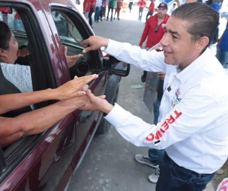 Acuden 3 mil autos con Paco a su ‘Mega Pega de Calcas’