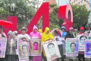 Padres de los 43 exigen un di&aacute;logo con el Presidente