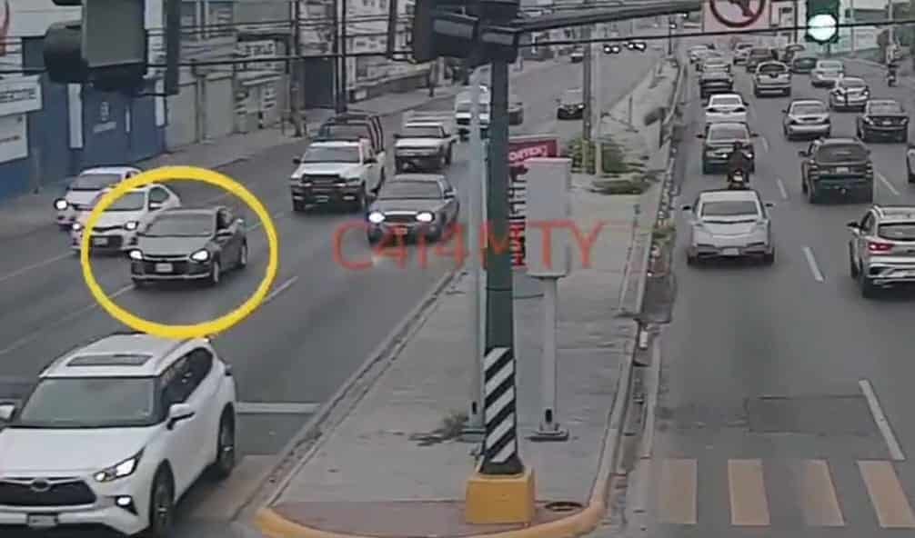 Un hombre que circulaba en un vehículo con reporte de robo, fue detenido por oficiales de la Policía de Monterrey, al ser detectado por el sistema de monitoreo del C4i4, ayer en la Colonia Abraham Lincoln, al poniente de la ciudad.