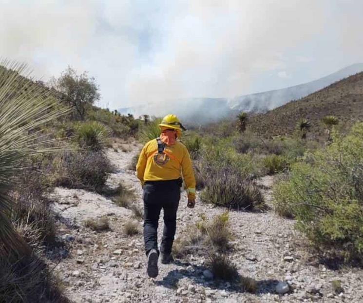 Combaten incendio en Doctor Arroyo