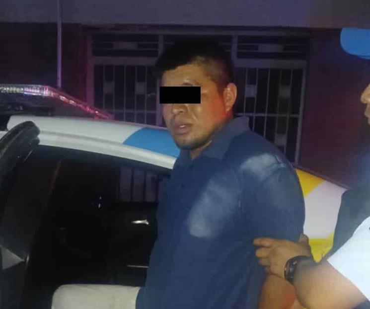 Golpea y muerde la nariz a su pareja