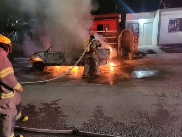 Acaba fuego con camioneta