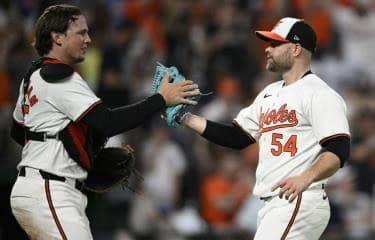 Desbancan Orioles a Yanquis en el liderato de la división