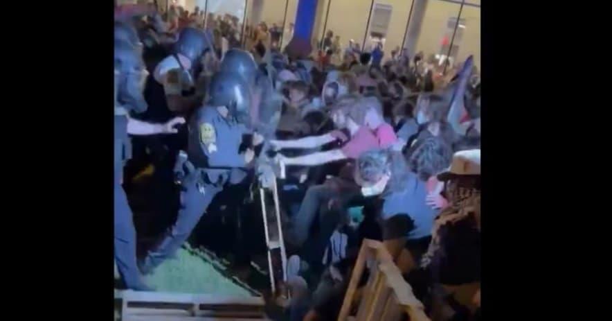 Policía se enfrenta a manifestantes propalestinos en Virginia