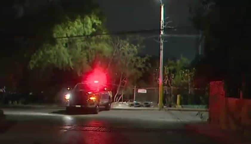 Al menos tres vehículos dañados dejaron hombres armados que realizaron detonaciones de fuego en calles de la Colonia Tepeyac, la madrugada de ayer en el municipio de Santa Catarina.
