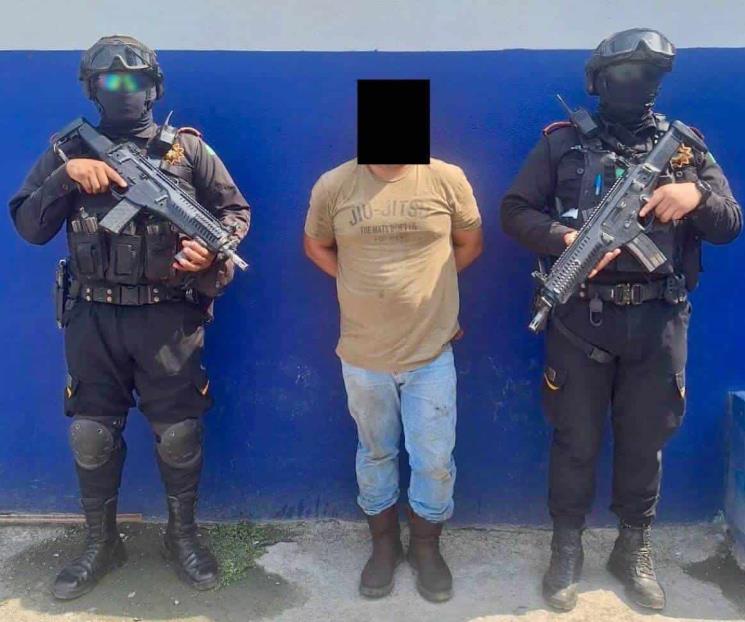 Tiene en su poder arma de fuego; lo detienen