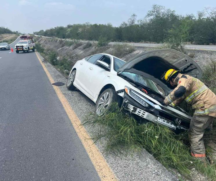 Termina auto en canalón