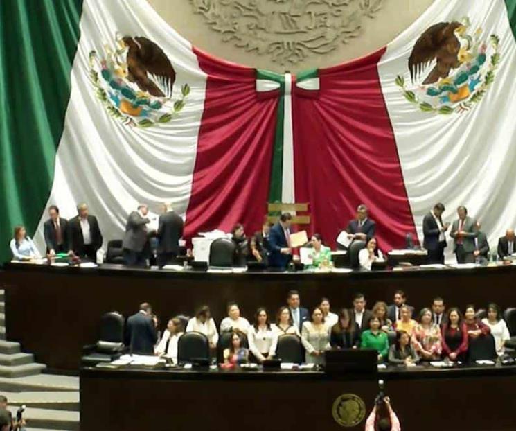 Diputados se enfrascan en guerra de porras en cierre de legislatura