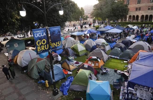 Crece tensión alrededor  de universidades en EU