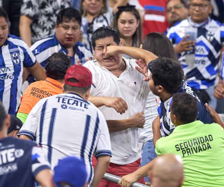 Fans de Rayados también riñen