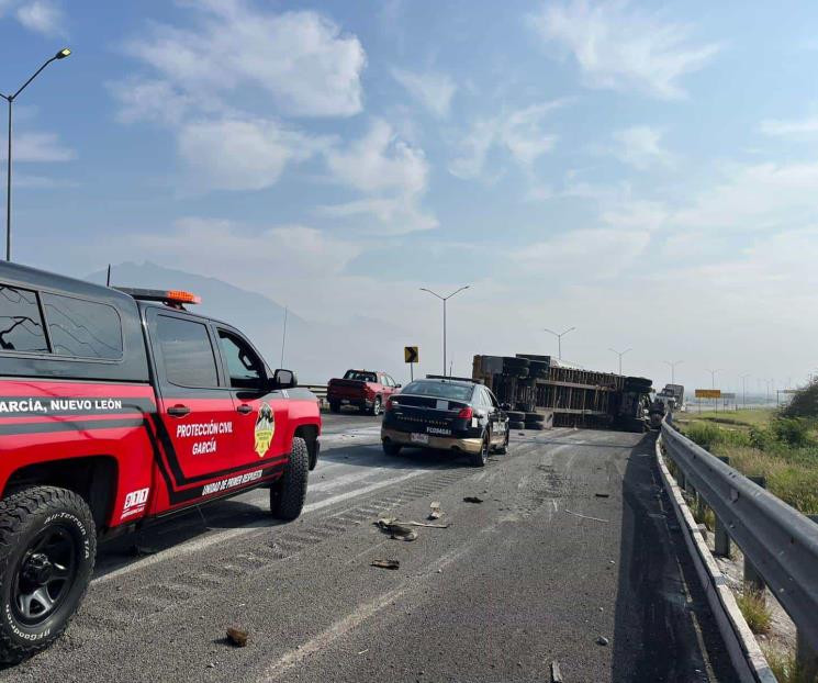 Vuelca tráiler en García