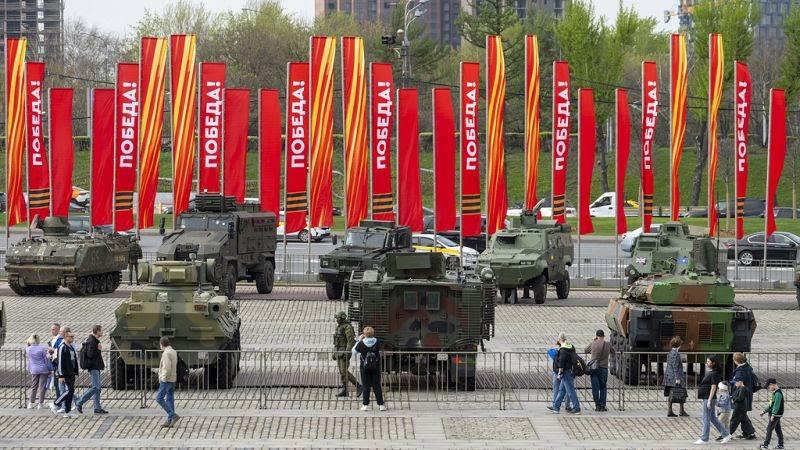 Exhibe El Kremlin equipos capturados al ejército ucraniano