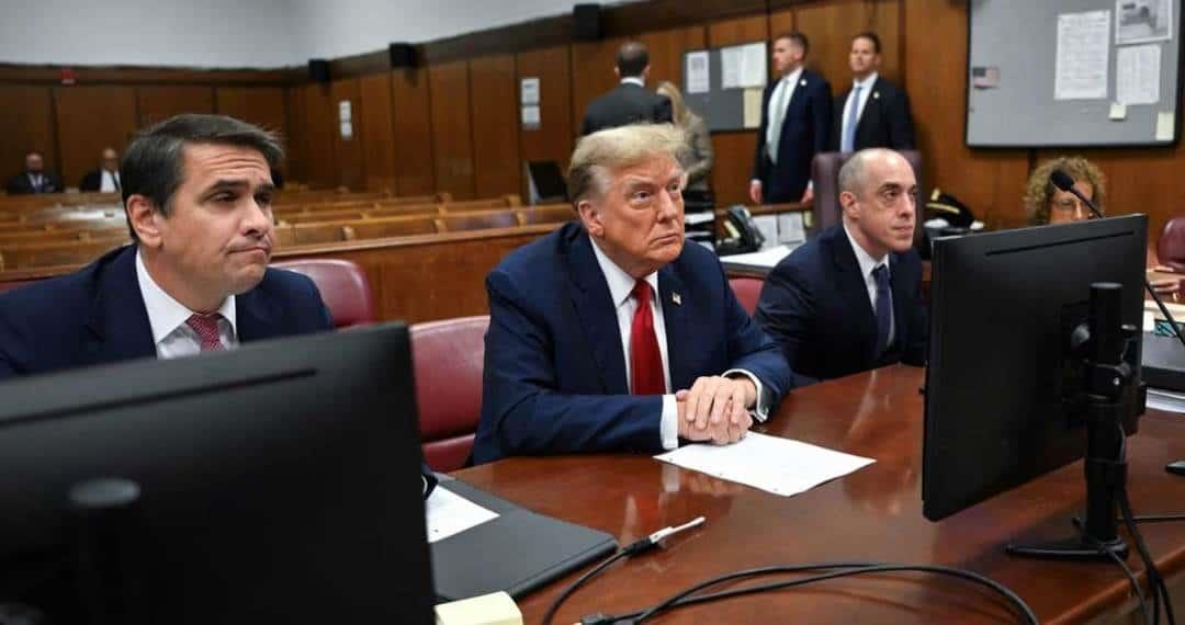 Trump niega haberse dormido durante juicio