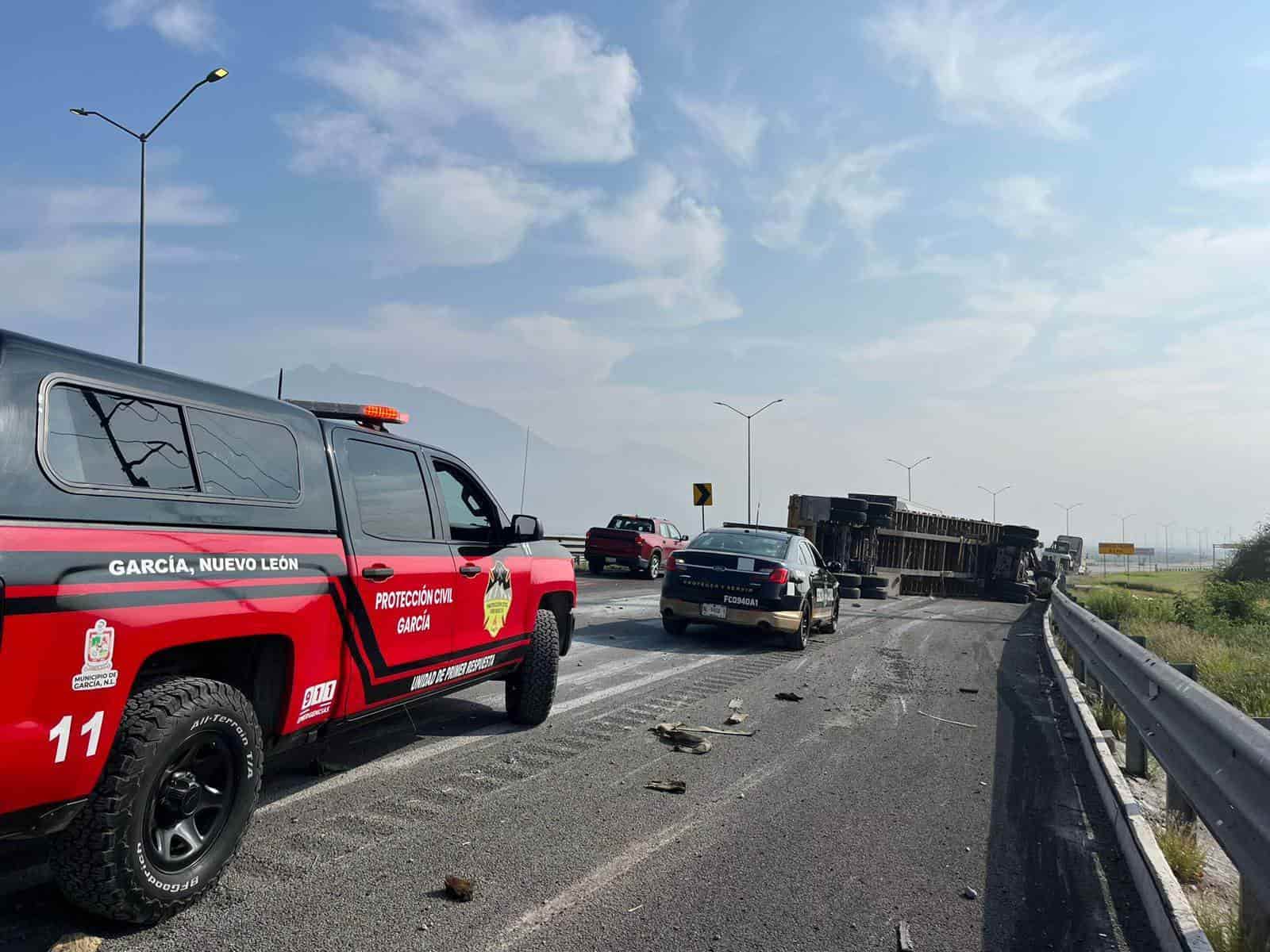 La volcadura de un tráiler de plataforma cargado con material para construcción, movilizó a elementos de rescate, ayer en el Anillo Periférico a la altura del municipio de García.