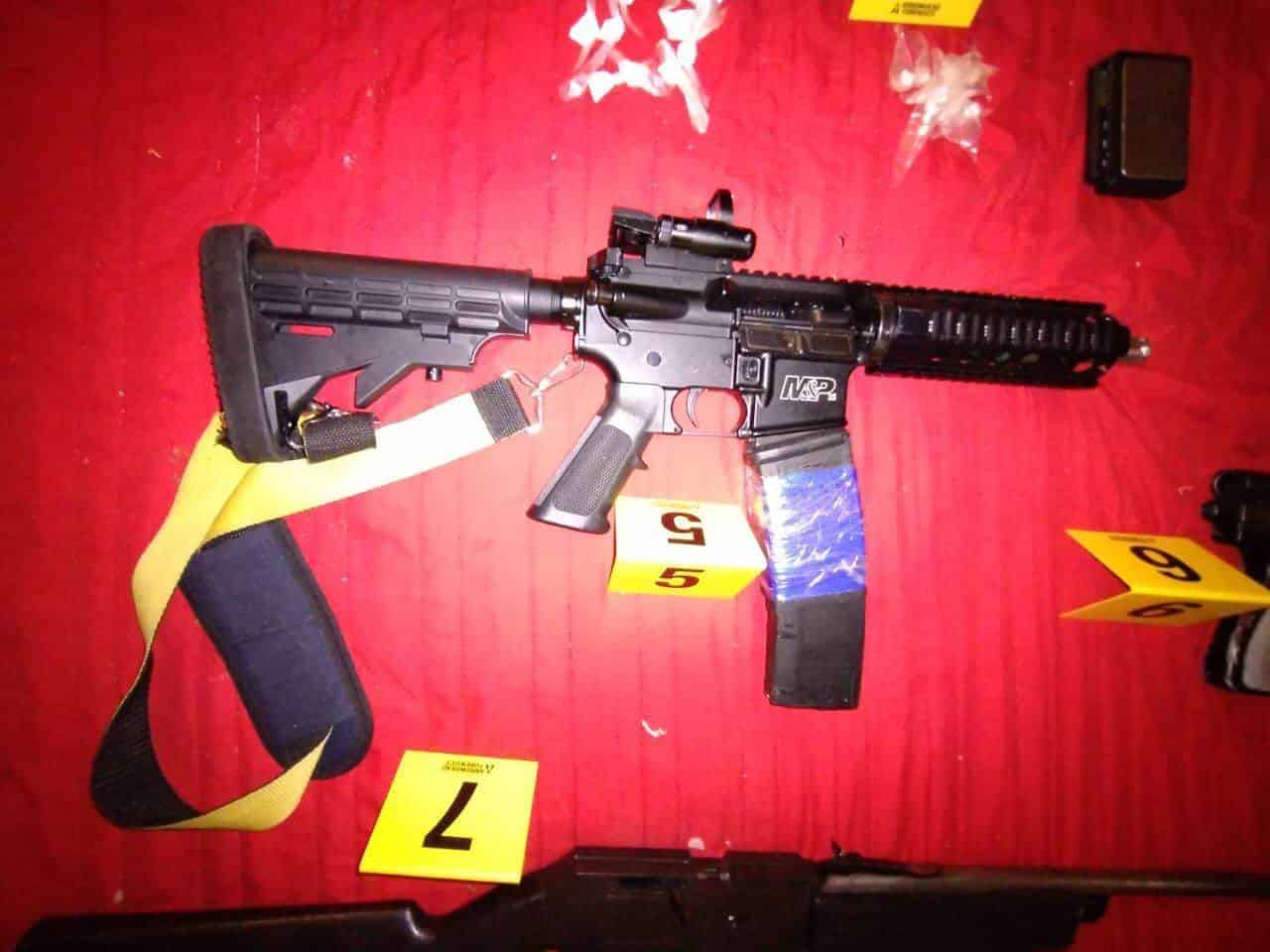 Cinco armas de fuego (tres de ellas largas), droga y un vehículo, fue parte de lo asegurado por la Fiscalía General de Justicia tras un cateo realizado en un domicilio donde se realizaban presuntas actividades de narcomenudeo, en el municipio de Santiago.