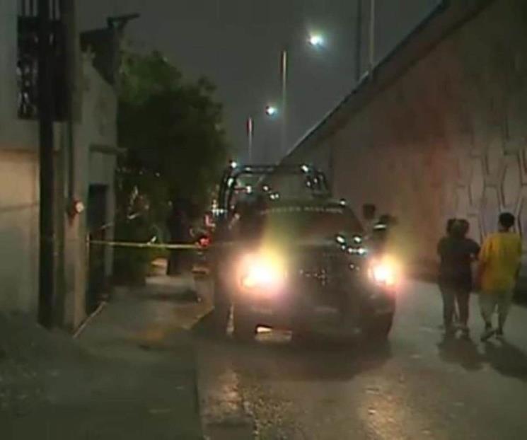 Hieren a mujer y matan a su hijo con arma blanca