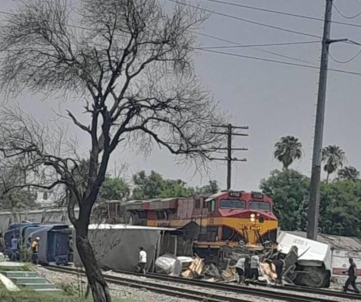 Intenta camión de carga ganarle el paso al tren, lo embiste