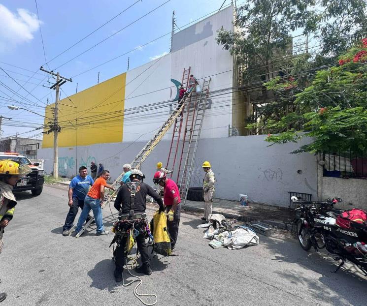 Sufre descarga eléctrica y vive