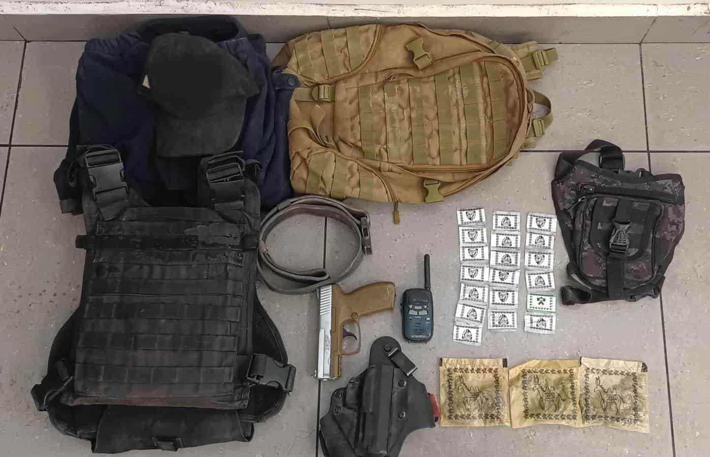 Con una chamarra con la leyenda “Policía Federal”, un arma de fuego, droga y otros objetos, un presunto delincuente fue arrestado por elementos del Grupo de Coordinación para la Seguridad –conformado por la Guardia Nacional, Ejército Mexicano, Fiscalía del Estado y Federal, y Fuerza Civil– en el municipio de Galeana.