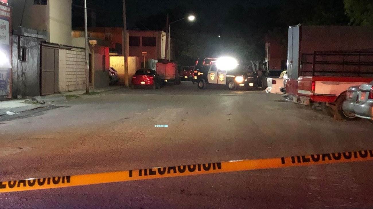 El cuerpo de un hombre sin vida emplayado y con evidentes huellas de violencia, fue encontrado abandonado en un predio del municipio de Apodaca.