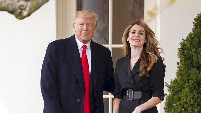 Comparece exsecretaria de prensa en juicio contra Trump