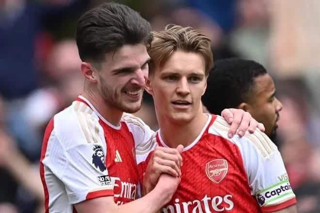 Gana Arsenal y siguen de líderes en Inglaterra