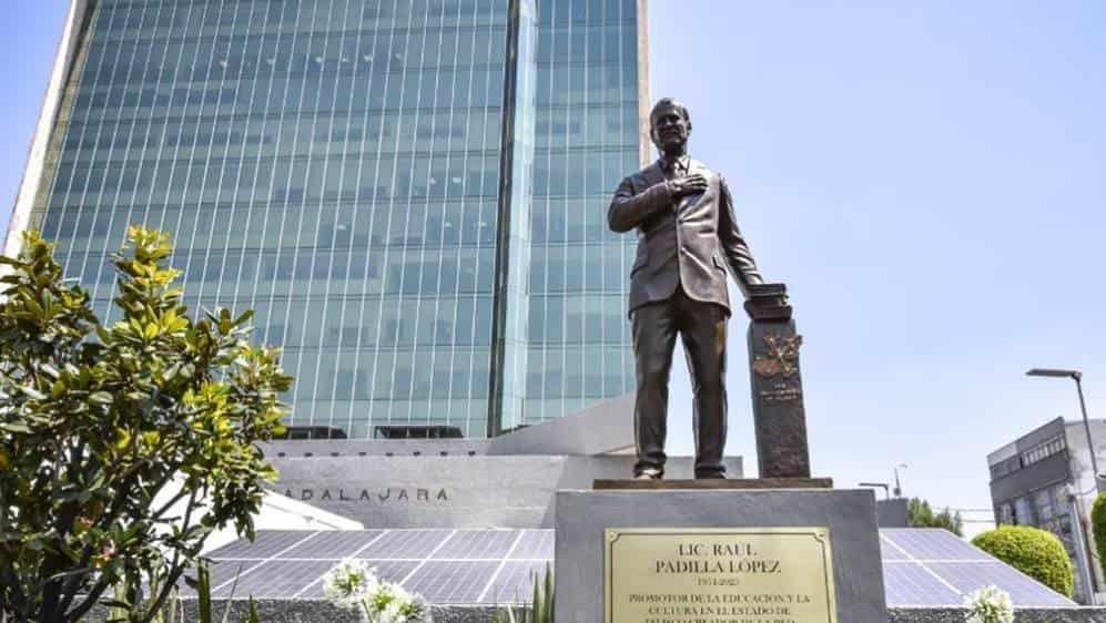 Develan escultura de Raúl Padilla, el arquitecto de la cultura