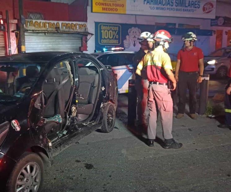 Choque deja un atrapado dentro de auto