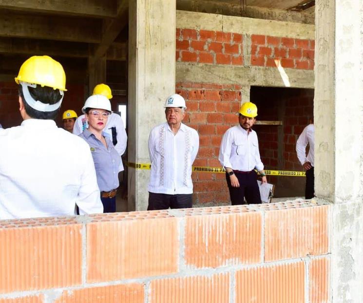 Supervisa AMLO caminos y hospitales en estados