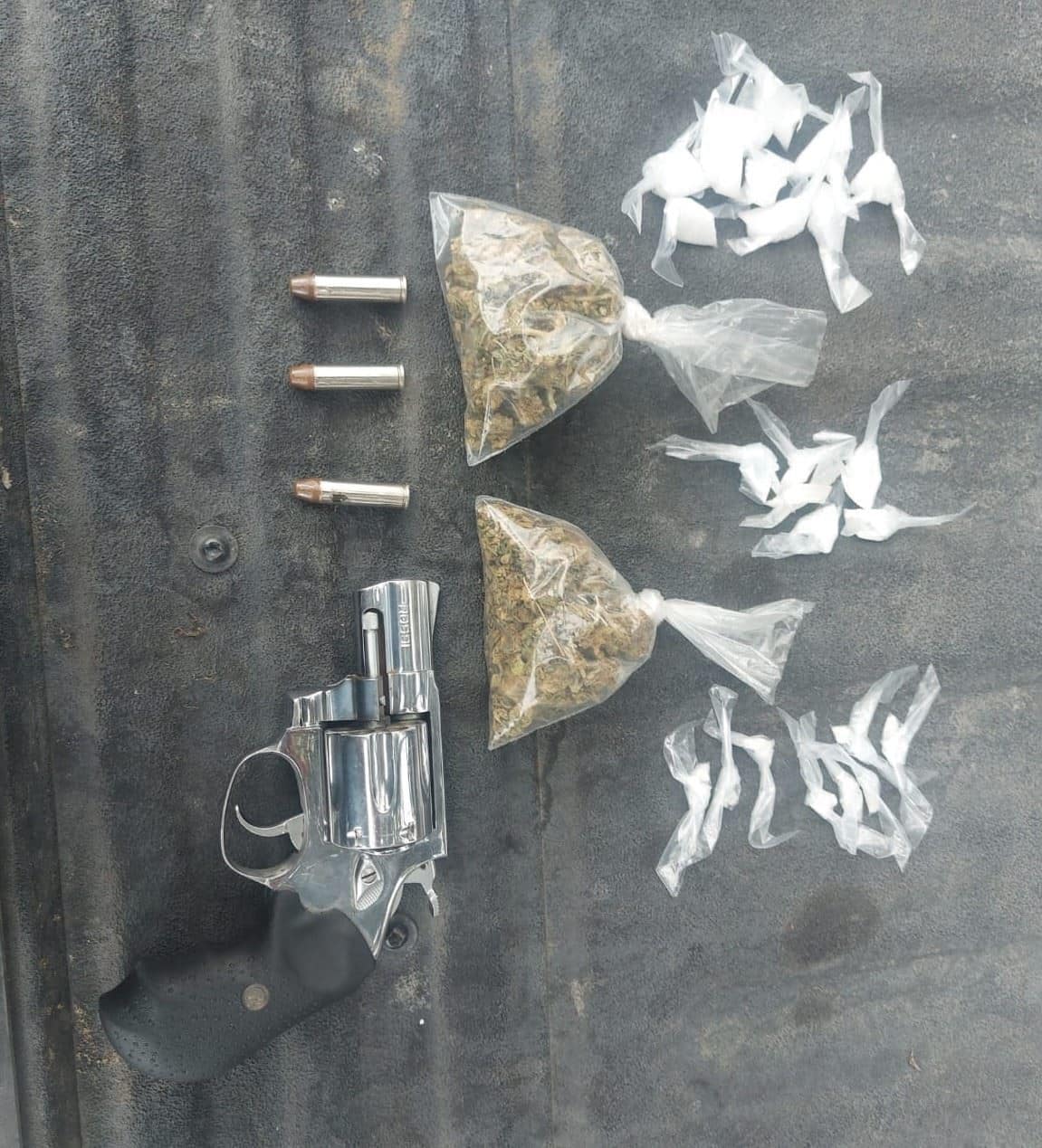 Un hombre que se encontraba sentado en la banqueta, fue detenido por oficiales de la Policía de Monterrey, luego que presuntamente se le encontrara en su poder un arma de fuego y 20 envoltorios que contenían mariguana, cocaína en polvo, así como en piedra y cristal, ayer en la Colonia Industrial.