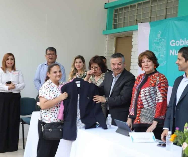 Inicia Sección 21 la entrega de uniformes a personal de apoyo Inicia Sección 21 la entrega de uniformes a personal de apoyo