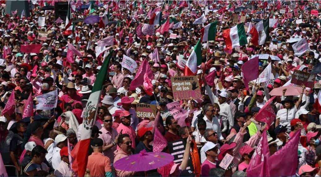 Convocan a marea rosa en defensa de la democracia