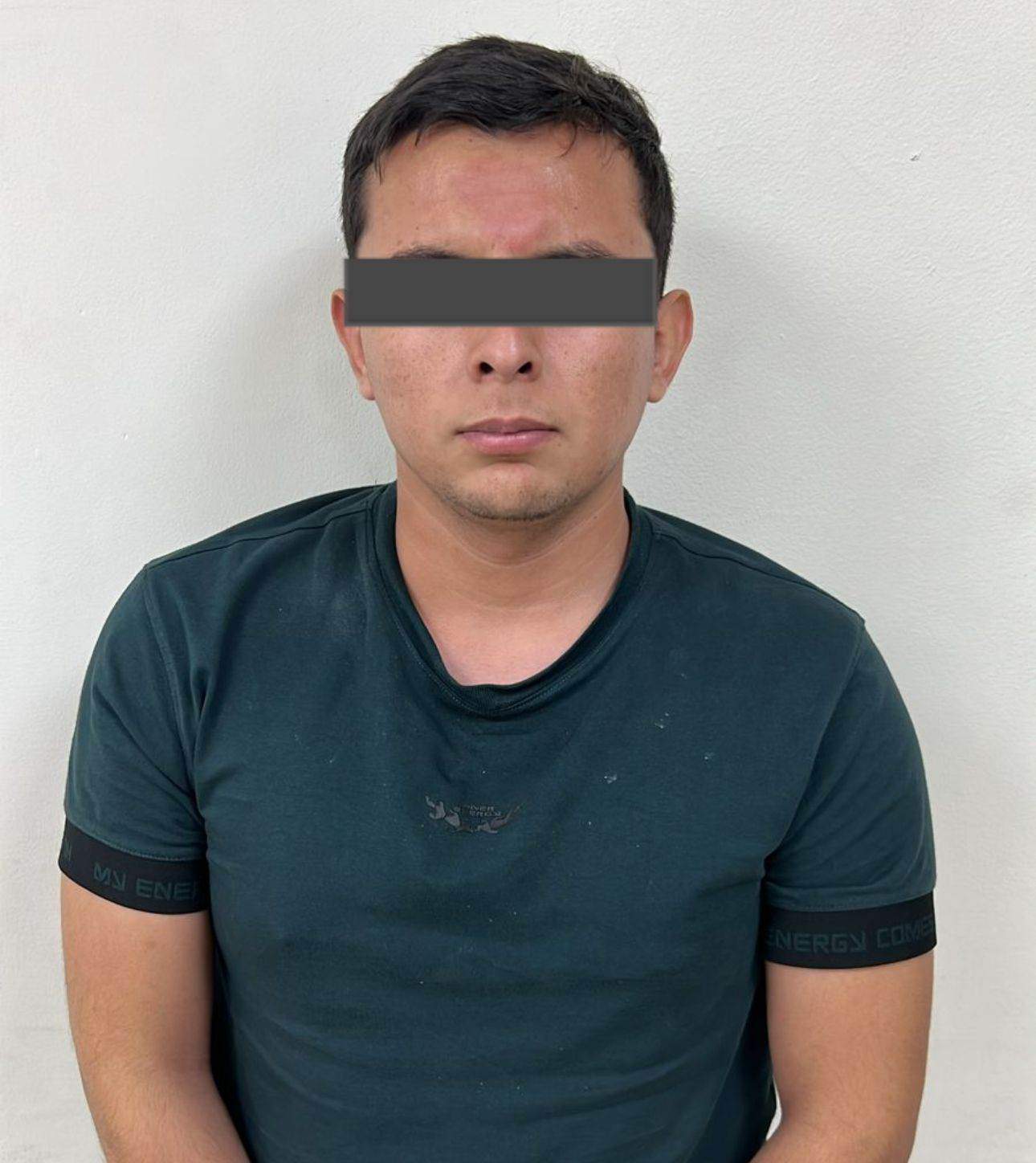Uno de los involucrados en el asalto y secuestro de una pareja a quienes despojaron de una camioneta Lamborghini, fue notificado de una orden de aprehensión por los hechos registrados a finales del mes pasado, al sur de Monterrey.