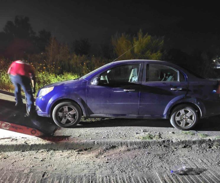 Cae en taxi con armas y droga