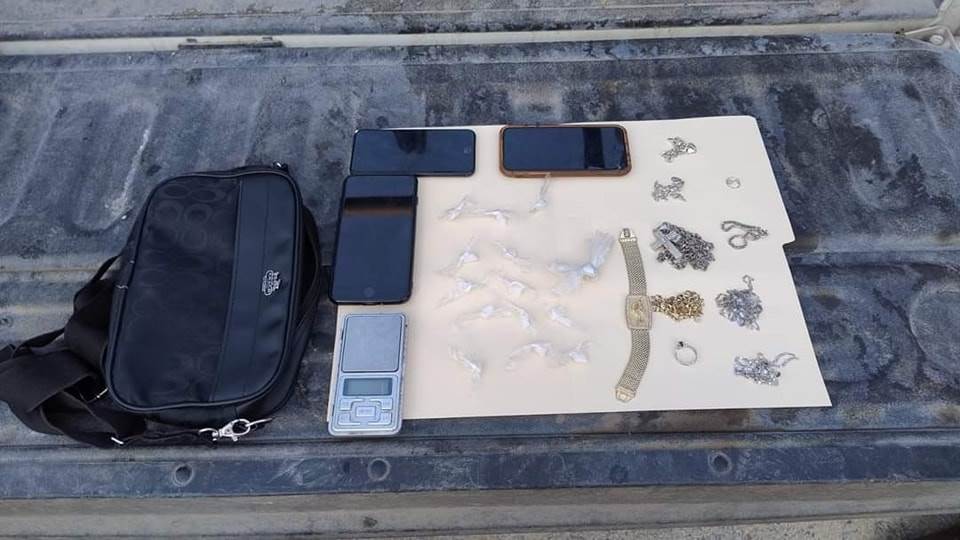 Dos hombres, una mujer y una menor de edad fueron detenidos por el delito de narcomenudeo en el municipio de Cadereyta.
