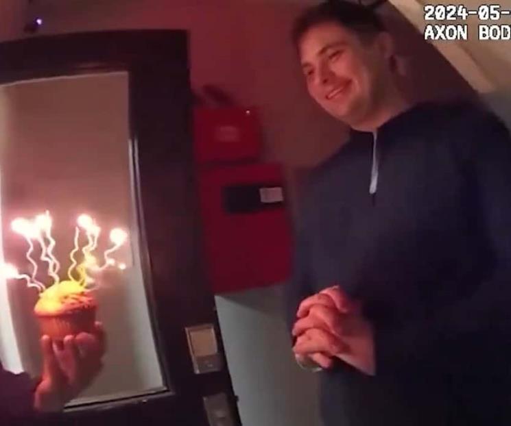 Policías cantan Happy Birthday a hombre porque nadie lo felicitó Policías cantan Happy Birthday a hombre porque nadie lo felicitó
