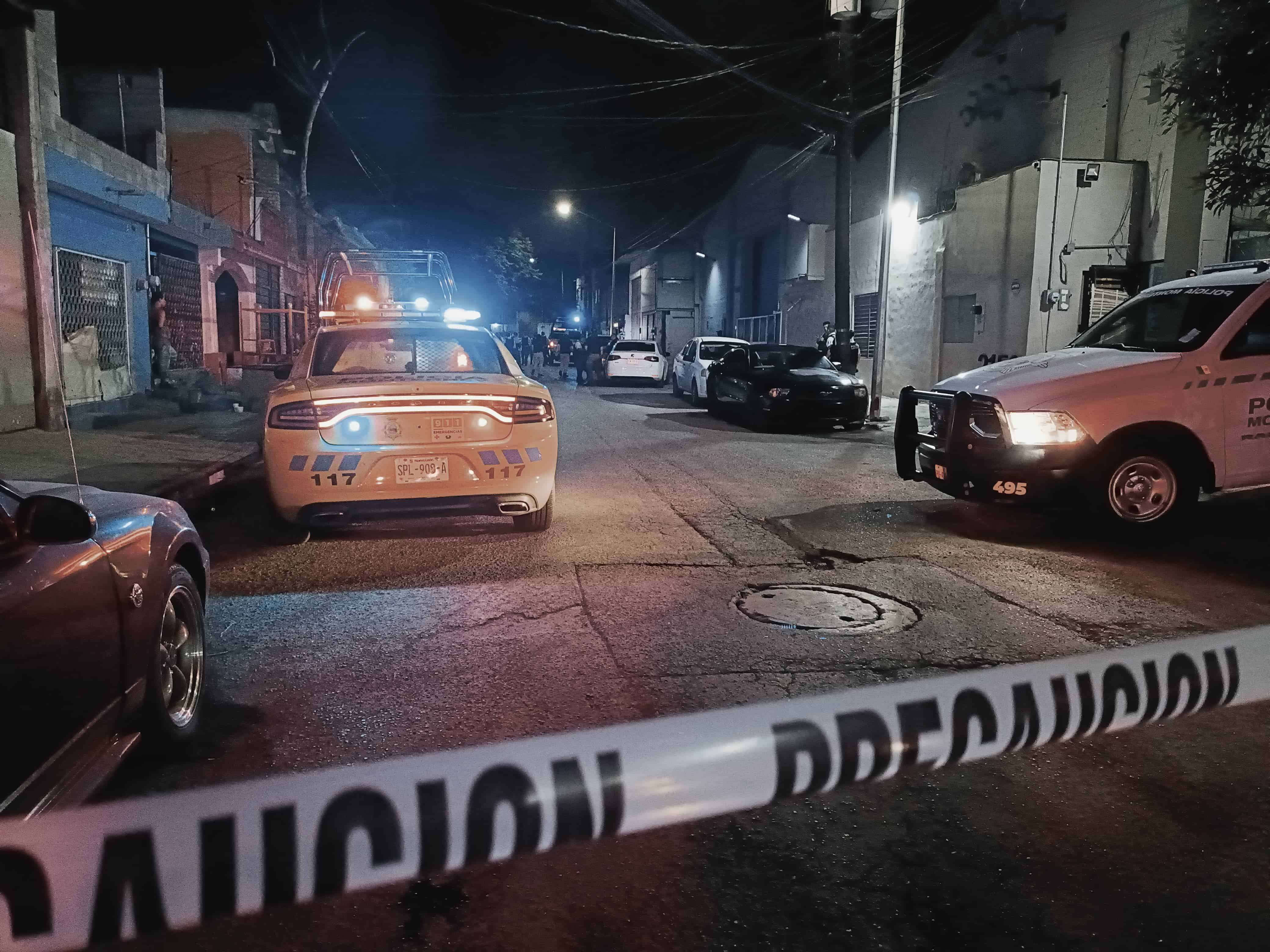 Cuando se hallaba afuera de su domicilio un hombre fue atacado y herido a balazos por su rival con quien tiene viejas rencillas, al oriente de la ciudad.