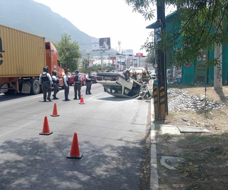 Sufre volcadura en la Avenida Revolución