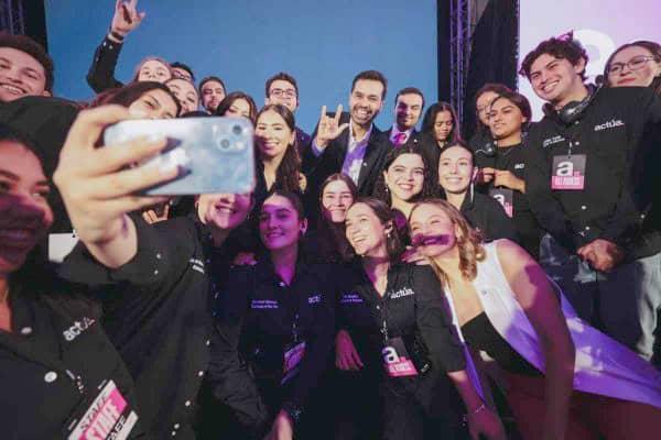 Promete Máynez a estudiantes un plan de pacificación total